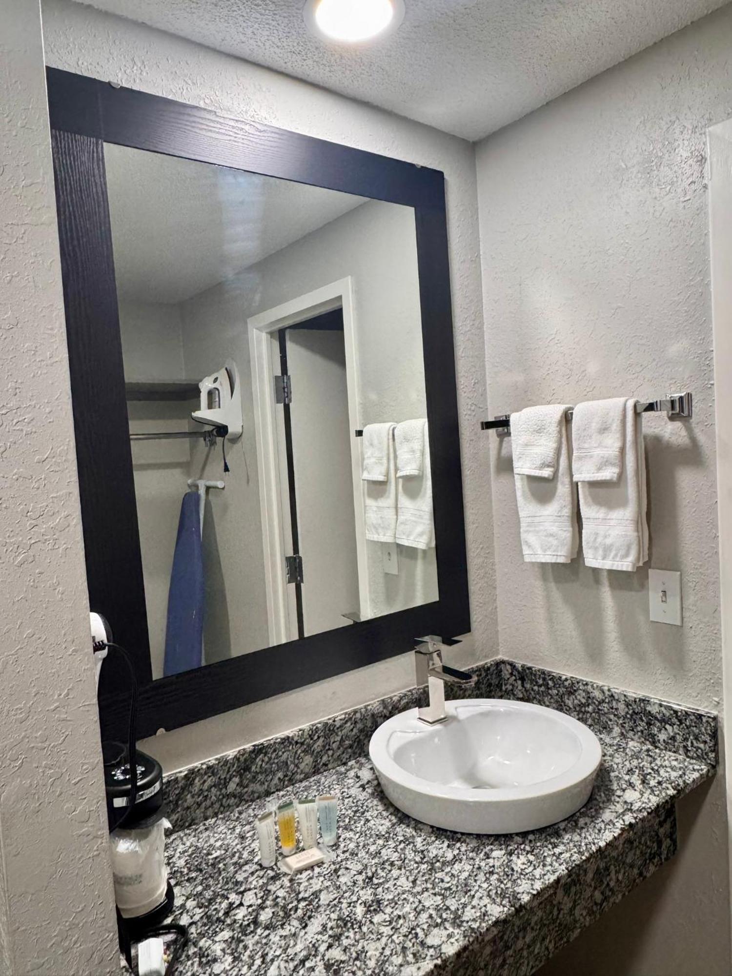 Super 8 By Wyndham Great Falls City Center Eksteriør billede